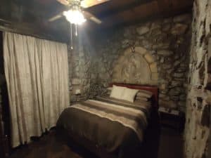 Hotéis diferentes: hotel do sapato na África do Sul e quarto na caverna